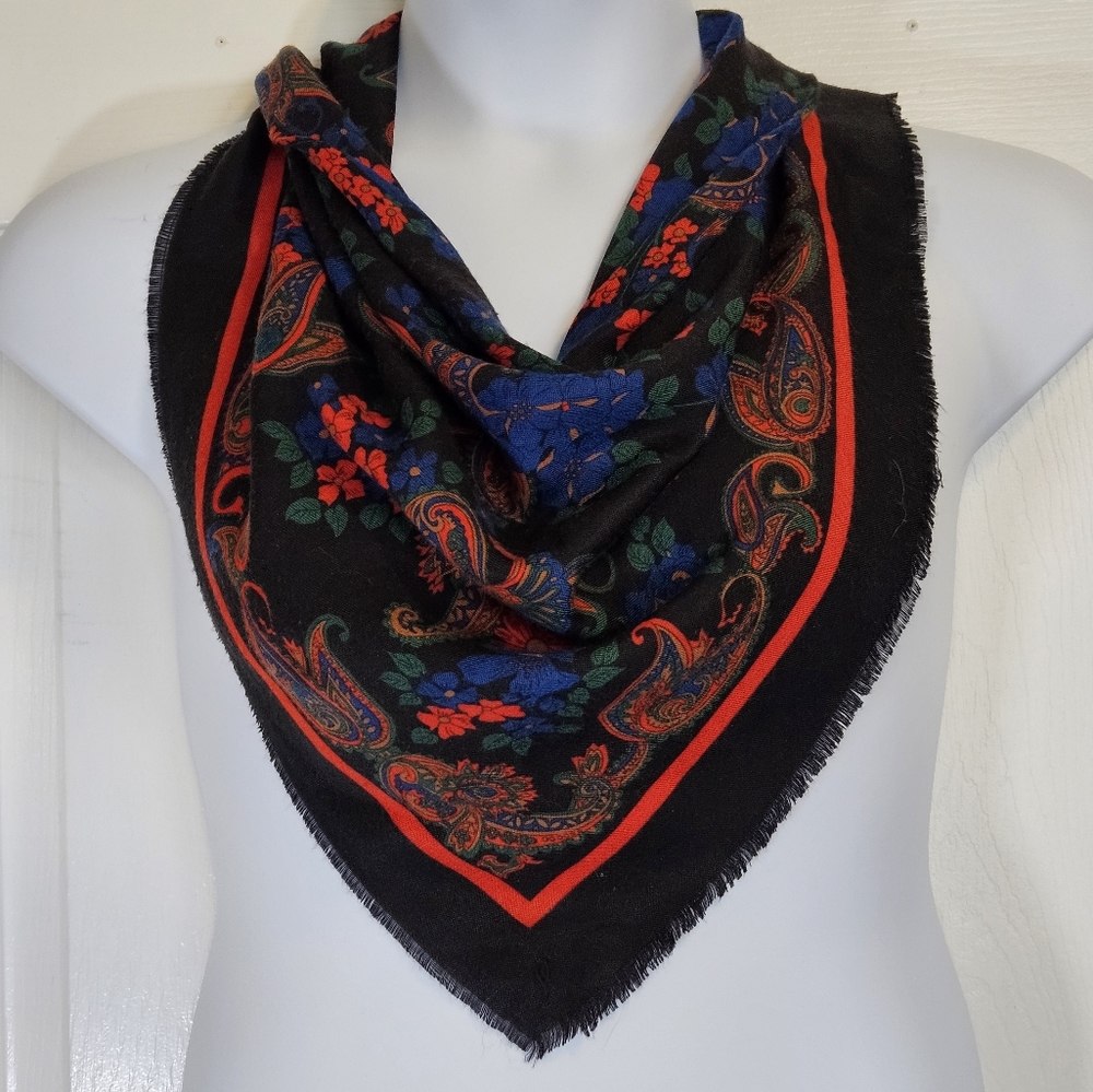 The Specialty House, square scarf, with fringe. Made in Italy.